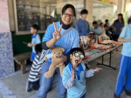 從受助童到成為溫暖孩子的老師！改變人生的紅包，為無助的孩子撐住家庭、守住求學路